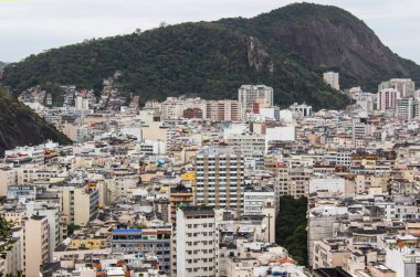 Rio de Janeiro 'daki Agulhinha hangasının tepesinden Copacabana mahalle manzarası.