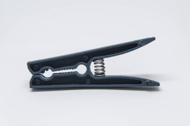 Beyaz arka planda koyu mavi mandal.