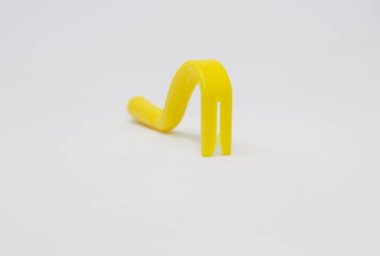 Kene çıkarıcı olarak bilinen nesne, insanların vücutlarından kene çıkarmak için kullanılır.