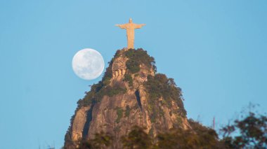 Rio de Janeiro 'da Kurtarıcı İsa' nın yakınında Ay batıyor. - 25 Temmuz 2021 Rio de Janeiro 'da Kurtarıcı İsa' nın yanında ay batıyor..