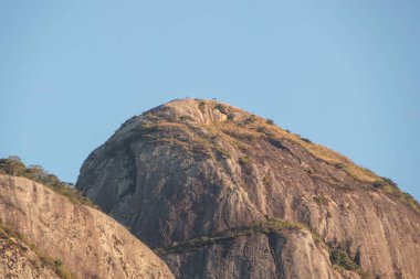 İki Tepe Kardeşi farklı bir açıdan, Rio de Janeiro Brezilya 'nın Gavea mahallesinden görüldü..