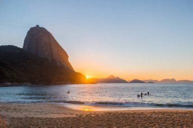 Rio de Janeiro 'daki Urca mahallesinin kızıl kumsalında gün doğumu.