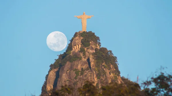Månen Inställning Nära Kristus Återlösaren Rio Janeiro Brasilien Juli 2021 — Stockfoto