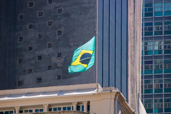 建筑物顶部的巴西国旗 — 图库照片