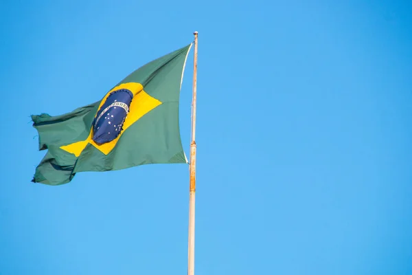 Флаг Бразилии Открытом Воздухе Красивым Голубым Небом Заднем Плане Рио — стоковое фото