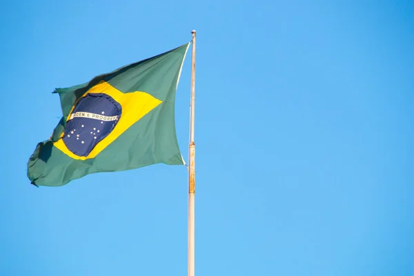 Флаг Бразилии Открытом Воздухе Красивым Голубым Небом Заднем Плане Рио — стоковое фото