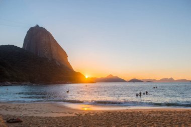 Rio de Janeiro 'daki Urca' nın kızıl kumsalında gün doğumu.