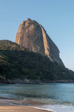 Rio de Janeiro Brezilya 'daki Urca' nın Kızıl Sahili 'nden görülen şekerleme dağı.