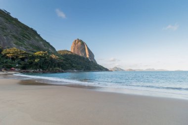 Rio de Janeiro Brezilya 'daki Urca' nın Kızıl Sahili 'nden görülen şekerleme dağı.