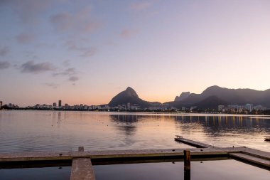 Rio de Janeiro 'daki Rodrigo de Freitas gölünde gün batımı.