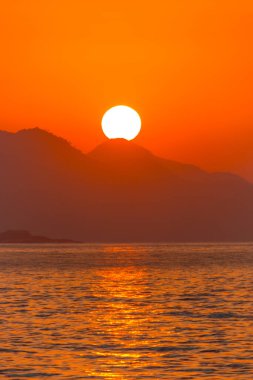 Rio de Janeiro 'da Copacabana sahilinde gün doğumu.