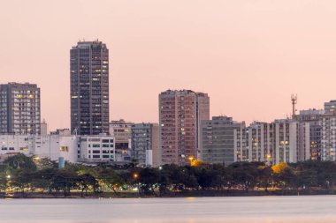 Rio de Janeiro 'daki Rodrigo de Freitas Gölü manzarası.