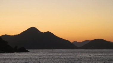 Rio de Janeiro 'daki Urca Kızıl Sahili' nde şafak vakti..