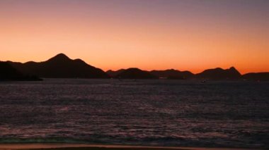 Rio de Janeiro 'daki Urca Kızıl Sahili' nde şafak vakti..