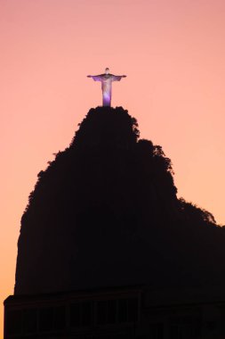 Rio de Janeiro, Brezilya 'daki Kurtarıcı İsa heykelinin silueti - 22 Ağustos 2021: Kurtarıcı İsa heykelinin silueti, Rio de Janeiro' daki Botafogo 'da görüldü..