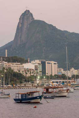 Rio de Janeiro, Brezilya 'daki Kurtarıcı İsa heykeli - 24 Ağustos 2021: Kurtarıcı İsa Heykeli, Rio de Janeiro' daki Urca mahallesinden manzara.