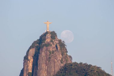 Rio de Janeiro, Brezilya 'da Kurtarıcı İsa' nın yanında ay batarken - 24 Ağustos 2021: Rio de Janeiro 'daki Kurtarıcı İsa heykelinin yanında ay batarken.