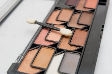 Rio de Janeiro 'da beyaz arka planda makyaj, göz falı paleti.