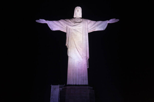 Ночной вид статуи Христа-Искупителя в Рио-де-Жанейро, Бразилия - 27 июля 2021 года: Ночной вид статуи Христа-Искупителя в Рио-де-Жанейро.