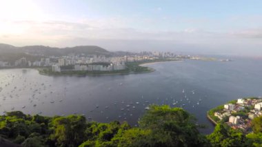 Brezilya, Rio de Janeiro 'daki Urca Tepesi' nin tepesinden manzara.