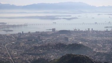 Brezilya Rio de Janeiro 'daki Corcovado Tepesi' nin tepesinden görüntü.