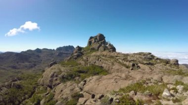Rio de Janeiro Brezilya 'daki Itatiaia Ulusal Parkı' ndaki Couto Hill 'in tepesinden görüntü.