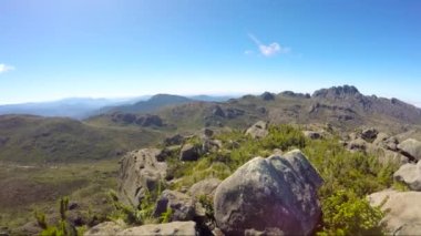 Rio de Janeiro Brezilya 'daki Itatiaia Ulusal Parkı' ndaki Couto Hill 'in tepesinden görüntü.