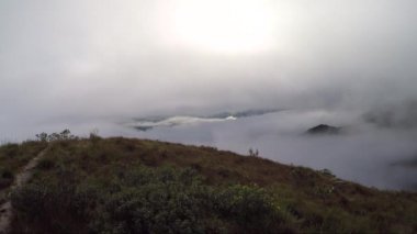 Rio de Janeiro, Sao Paulo ve Minas Gerais eyaletleri arasındaki ince testereli dağ patikasının manzarası. Brezilya 'nın en ünlülerinden biri..