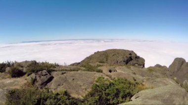 Brezilya, Sao Paulo 'da Mantiqueira' daki Marin Dağları 'nın zirvesine giden yol.