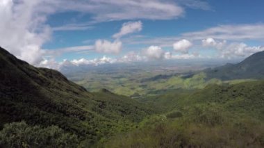 Rio de Janeiro, Sao Paulo ve Minas Gerais eyaletleri arasındaki ince testereli dağ patikasının manzarası. Brezilya 'nın en ünlülerinden biri..