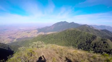 Rio de Janeiro, Sao Paulo ve Minas Gerais eyaletleri arasındaki ince testereli dağ patikasının manzarası. Brezilya 'nın en ünlülerinden biri..