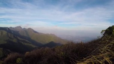 Rio de Janeiro, Sao Paulo ve Minas Gerais eyaletleri arasındaki ince testereli dağ patikasının manzarası. Brezilya 'nın en ünlülerinden biri..