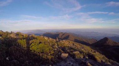 Rio de Janeiro, Sao Paulo ve Minas Gerais eyaletleri arasındaki ince testereli dağ patikasının manzarası. Brezilya 'nın en ünlülerinden biri..