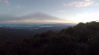 Rio de Janeiro, Sao Paulo ve Minas Gerais eyaletleri arasındaki ince testereli dağ patikasının manzarası. Brezilya 'nın en ünlülerinden biri..
