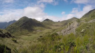 Rio de Janeiro, Sao Paulo ve Minas Gerais eyaletleri arasındaki ince testereli dağ patikasının manzarası. Brezilya 'nın en ünlülerinden biri..