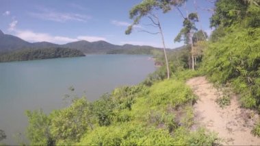 Paraty, Rio de Janeiro, Brezilya 'daki Juatinga yolu manzarası.