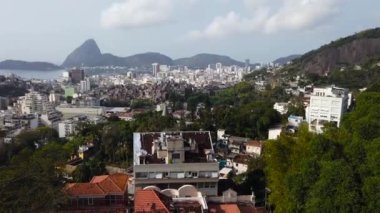 Brezilya Rio de Janeiro 'daki Santa Teresa mahallesinin tepesinden manzara.