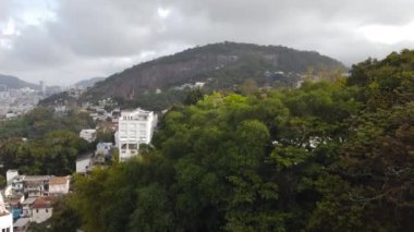 Brezilya Rio de Janeiro 'daki Santa Teresa mahallesinin tepesinden manzara.