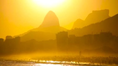 Copacabana, Rio de Janeiro, Brezilya 'daki Leme Plajı' nda gün batımı.
