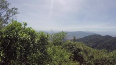 1024 metre yüksekliğindeki Rio de Janeiro şehrinin en yüksek noktası olan beyaz taşın zirvesinden görüş..