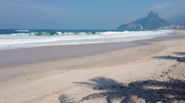Rio de Janeiro, Brezilya 'daki Coronavirus salgını sırasında boş ipanema plajı..