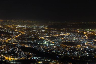 Rio de Janeiro 'daki Corcovado Tepesi' nin tepesinden şehrin ışıkları görünüyor..