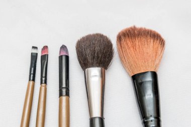 Rio de Janeiro 'da beyaz arka planda makyaj fırçası.