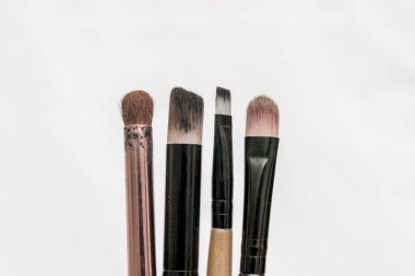 Rio de Janeiro 'da beyaz arka planda makyaj fırçası.