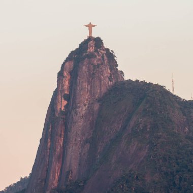 Rio de Janeiro, Brezilya 'daki Kurtarıcı İsa heykeli - 24 Ağustos 2021: Kurtarıcı İsa Heykeli, Rio de Janeiro' daki Urca mahallesinden manzara.