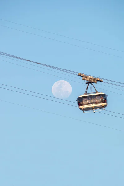 2021年8月20日 在巴西里约热内卢 月亮和在美丽的蓝天中的甜面包缆车 — 图库照片