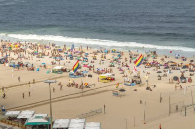 Rio de Janeiro, Brezilya, Copacabana 'daki Leme Plajı - 18 Eylül 2021: Rio de Janeiro şehrindeki covid19 salgınından sonra tüm plaj.