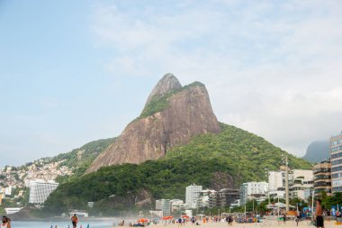Rio de Janeiro, Rio 'daki Leblon Plajı' ndan İki Tepe Kardeşi 13 Ocak 2021: Rio de Janeiro 'daki Leblon Sahili' nden görülen bulutların arasında görüldü..