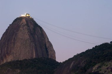Rio de Janeiro, Brezilya 'da Botafogo' da görülen şekerleme dağı - 22 Ağustos 2021: Rio de Janeiro 'da şekerleme manzarası.