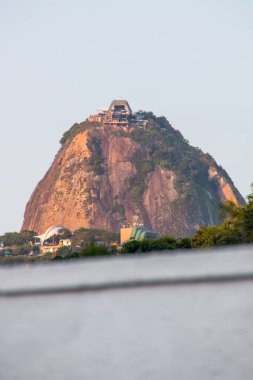 Rio de Janeiro, Brezilya 'daki Botafogo mahallesinden görülen şekerleme dağı - 05 Mayıs 2021: Rio de Janeiro' daki şekerloaf manzarası.